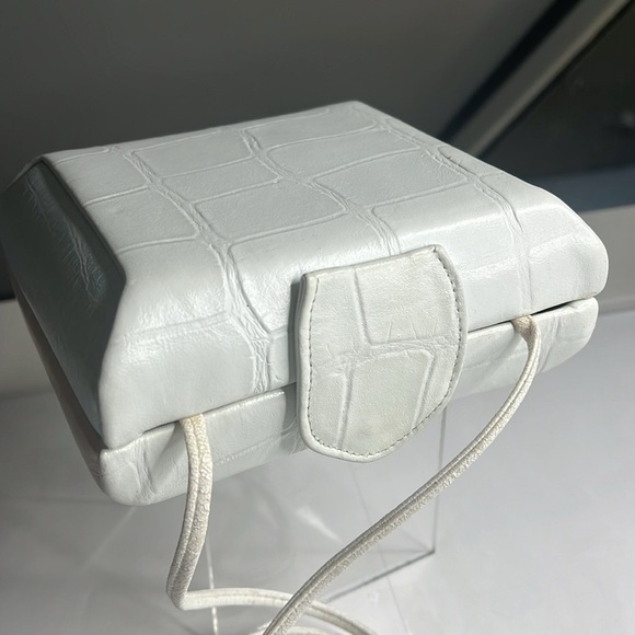 Ande White Structured Box Bag With Croc Appliqué Crossbody Strap - Picture 7 of 12